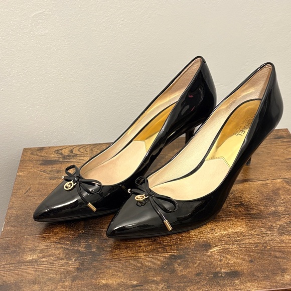Michael Kors Black Patent Leather Heels with Gold Accents and Bows Size 10 - Picture 1 of 7